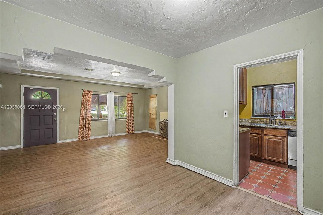 En Venta: $749,900 (3 camas, 2 baños, 1394 Pies cuadrados)