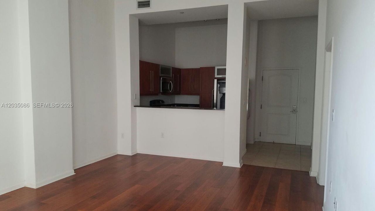 В аренду: $2,400 (1 спален, 1 ванн, 759 Квадратных фут)