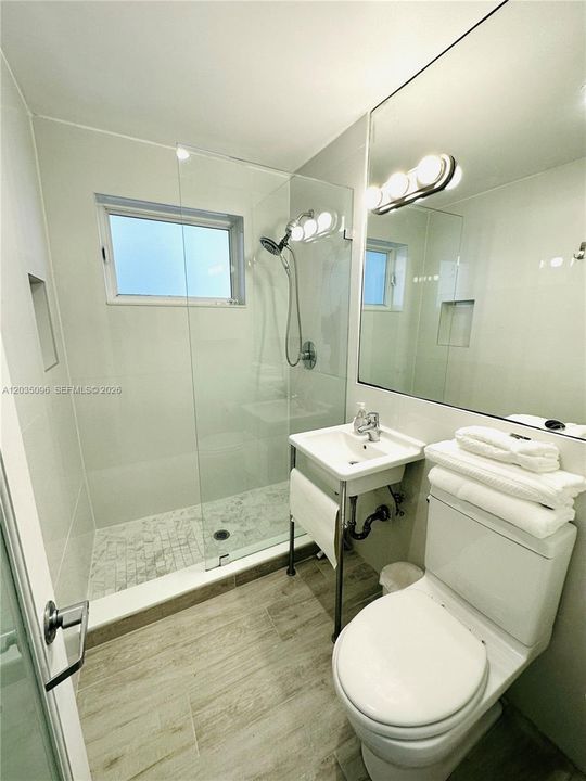 For Rent: $1,900 (0 beds, 1 baths, 407 Square Feet)