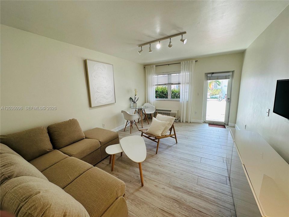 For Rent: $1,900 (0 beds, 1 baths, 407 Square Feet)