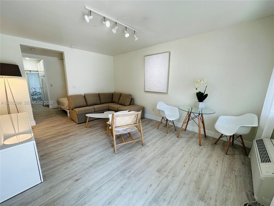 For Rent: $1,900 (0 beds, 1 baths, 407 Square Feet)