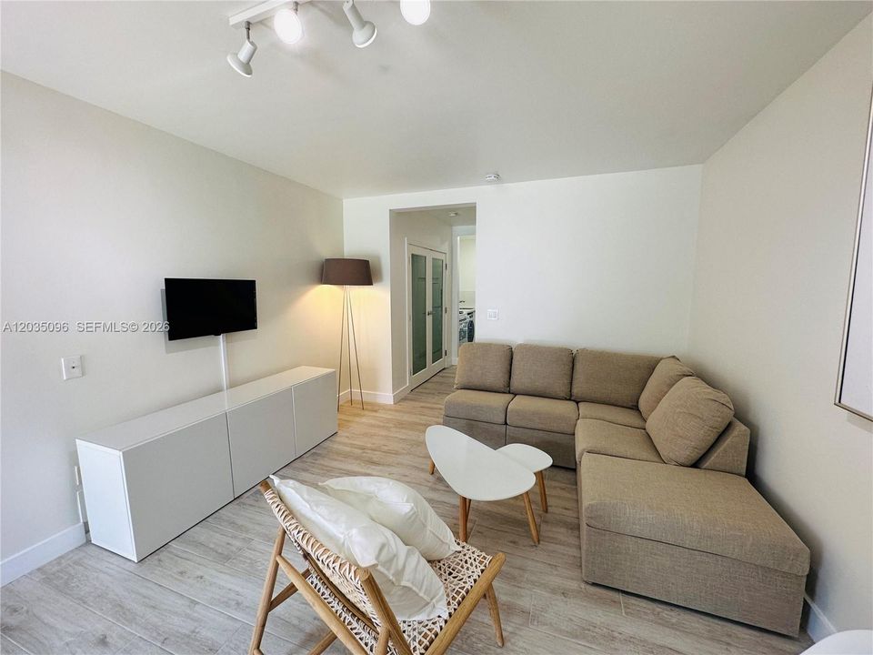 For Rent: $1,900 (0 beds, 1 baths, 407 Square Feet)