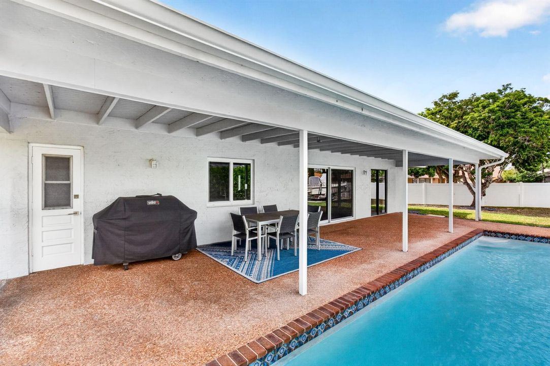 Overhang for BBQ & Patio Table