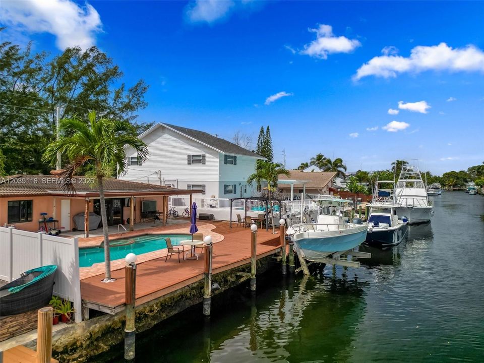 For Sale: $1,275,000 (2 beds, 2 baths, 1138 Square Feet)
