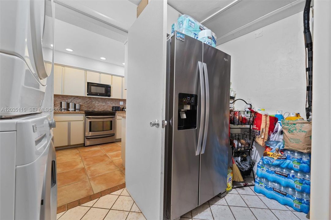 For Sale: $1,275,000 (2 beds, 2 baths, 1138 Square Feet)