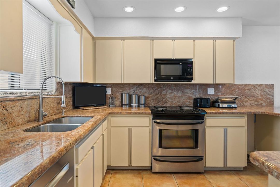 For Sale: $1,275,000 (2 beds, 2 baths, 1138 Square Feet)