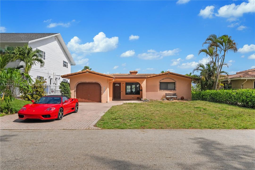 For Sale: $1,275,000 (2 beds, 2 baths, 1138 Square Feet)