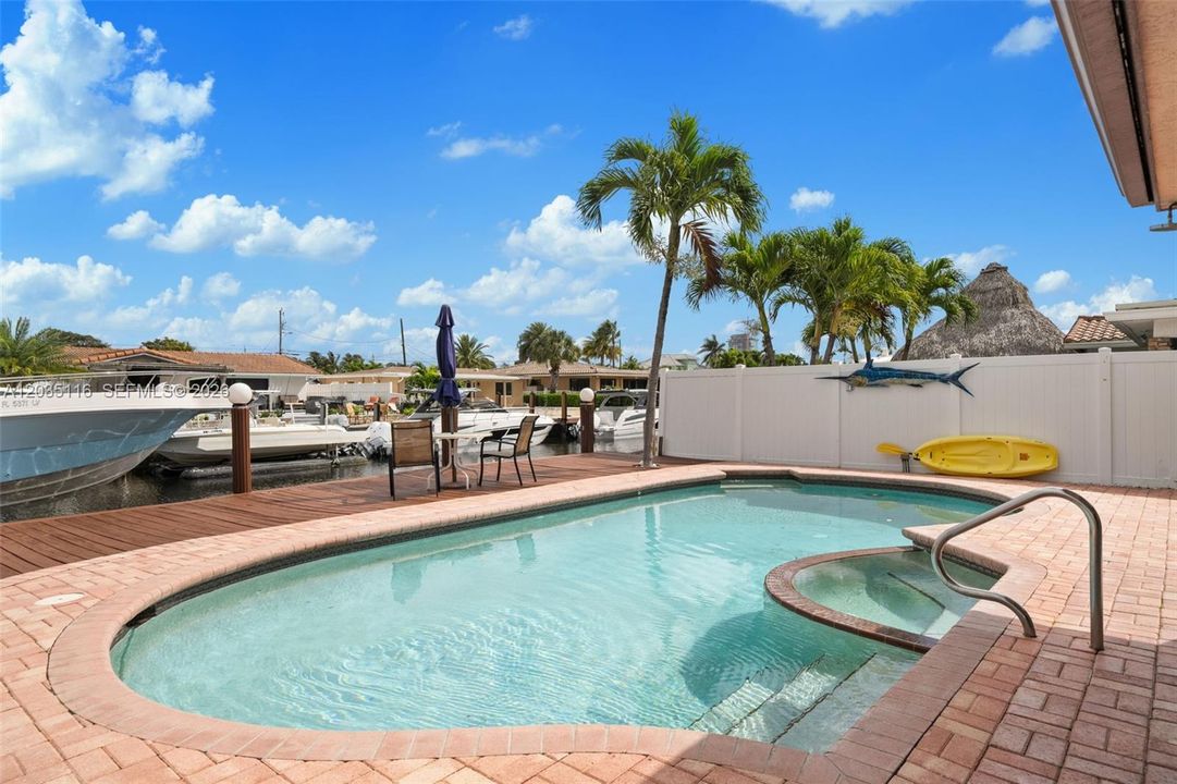 For Sale: $1,275,000 (2 beds, 2 baths, 1138 Square Feet)