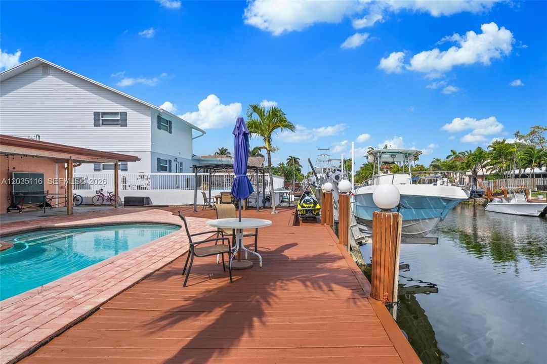 For Sale: $1,275,000 (2 beds, 2 baths, 1138 Square Feet)