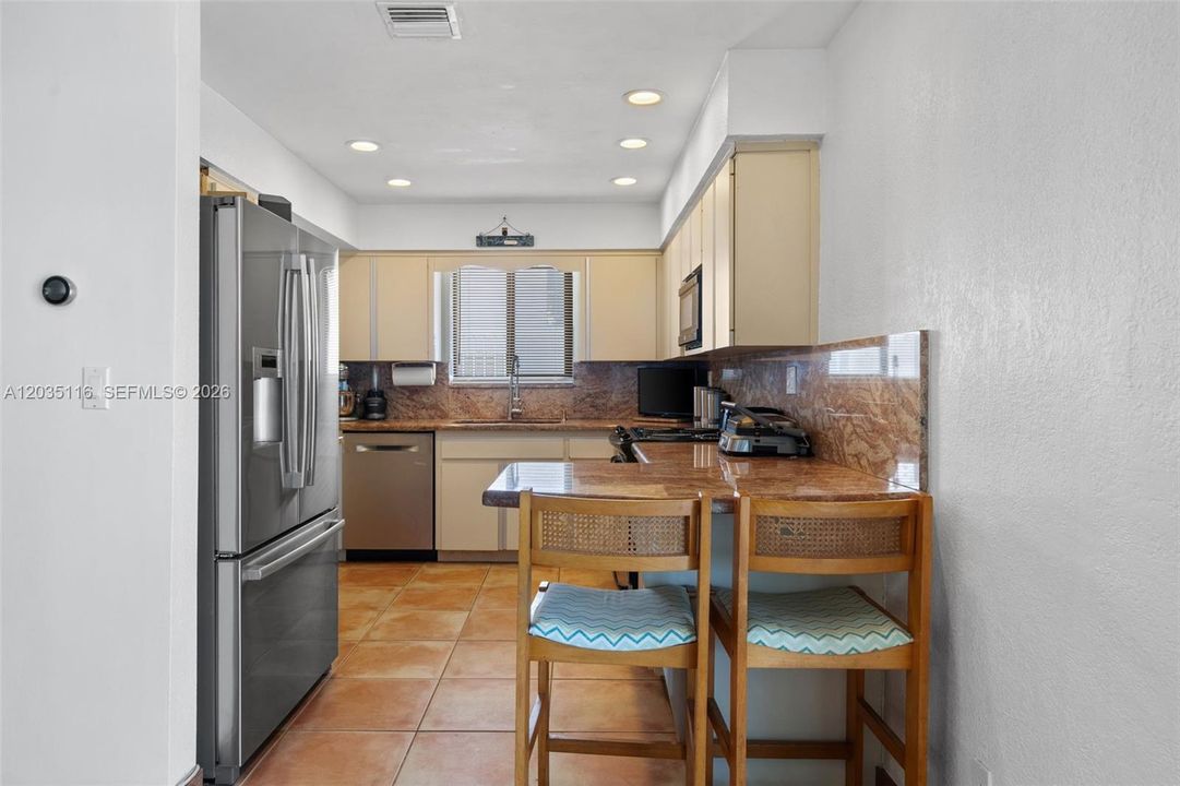 For Sale: $1,275,000 (2 beds, 2 baths, 1138 Square Feet)