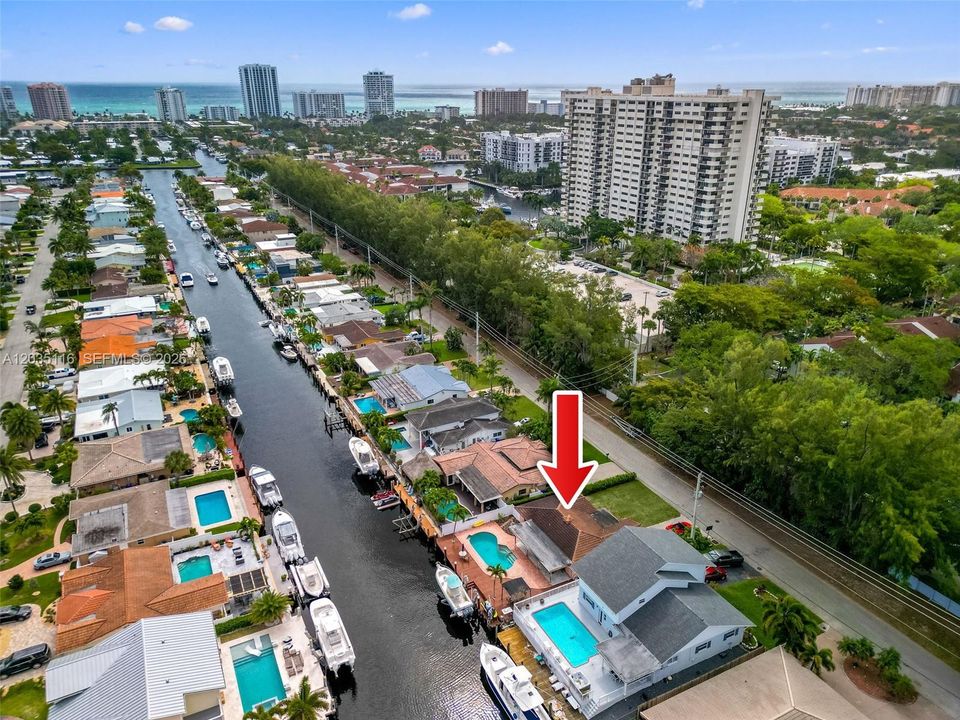 For Sale: $1,275,000 (2 beds, 2 baths, 1138 Square Feet)