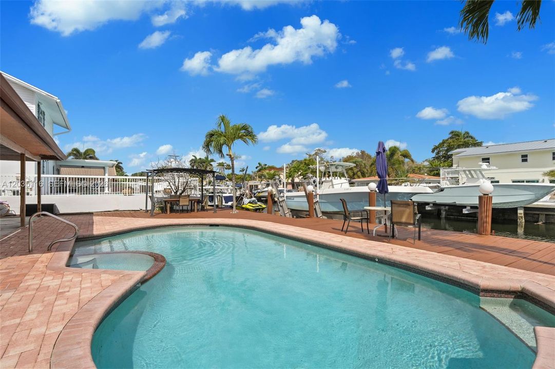 For Sale: $1,275,000 (2 beds, 2 baths, 1138 Square Feet)