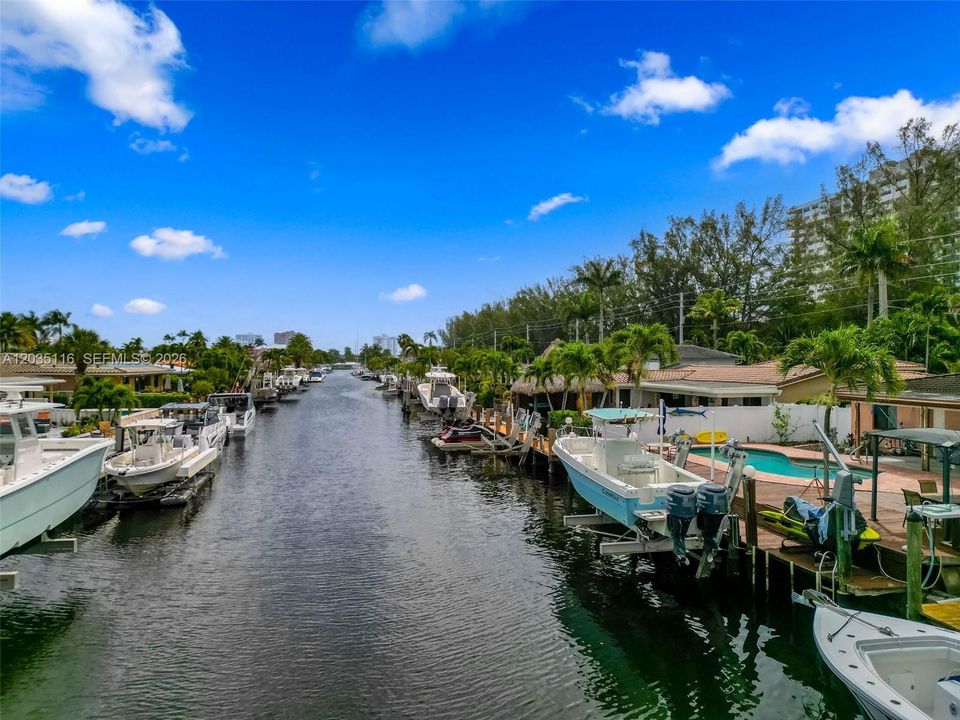 For Sale: $1,275,000 (2 beds, 2 baths, 1138 Square Feet)