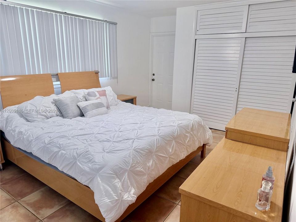 For Sale: $1,275,000 (2 beds, 2 baths, 1138 Square Feet)