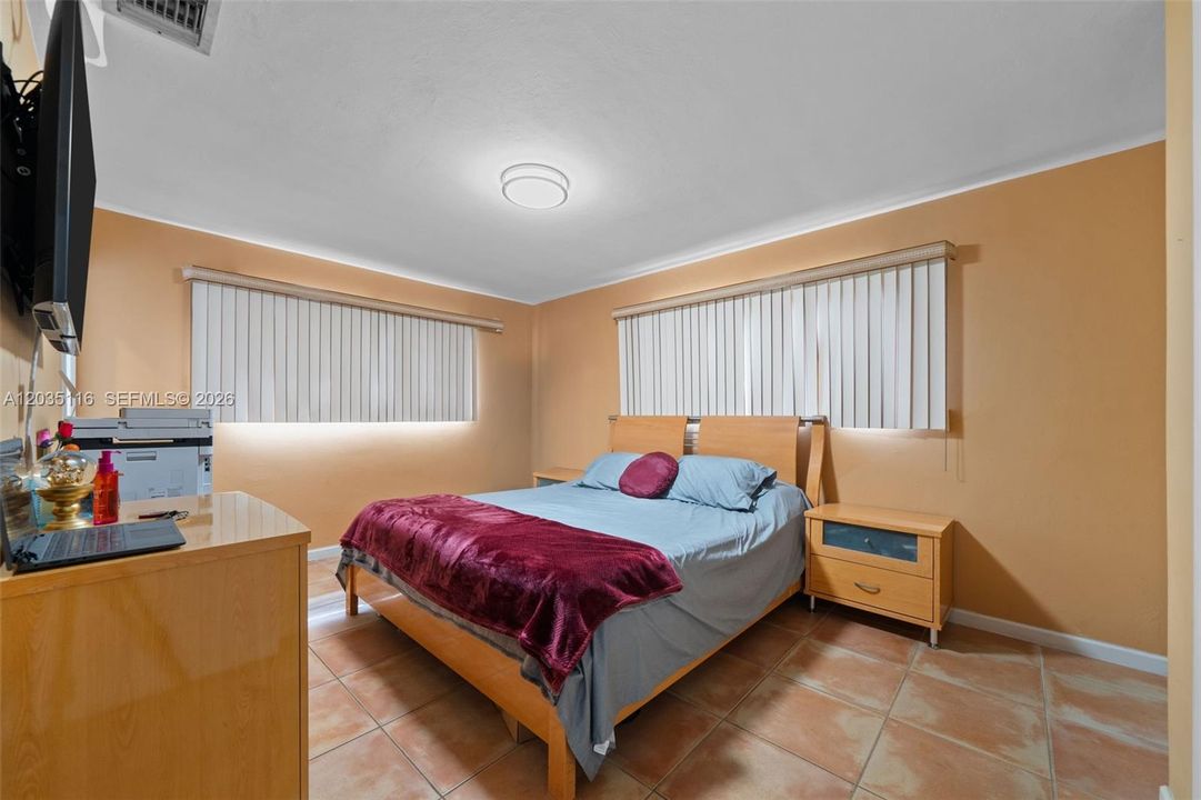For Sale: $1,275,000 (2 beds, 2 baths, 1138 Square Feet)