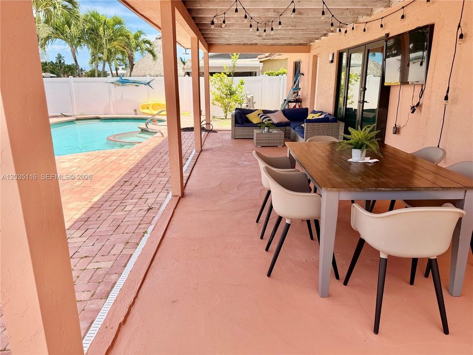 For Sale: $1,275,000 (2 beds, 2 baths, 1138 Square Feet)