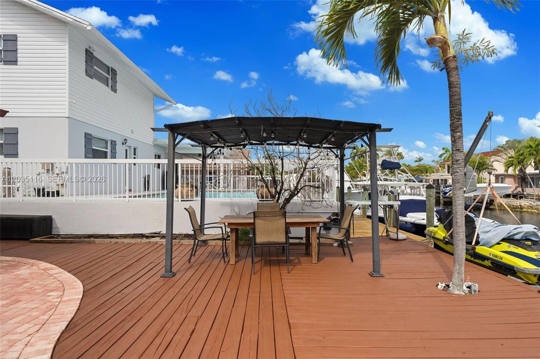 For Sale: $1,275,000 (2 beds, 2 baths, 1138 Square Feet)
