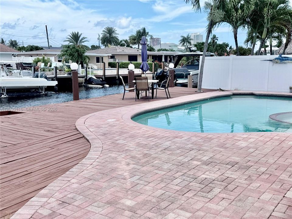 For Sale: $1,275,000 (2 beds, 2 baths, 1138 Square Feet)