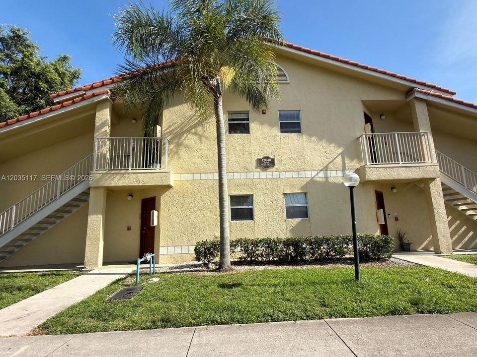 For Rent: $2,150 (2 beds, 1 baths, 965 Square Feet)