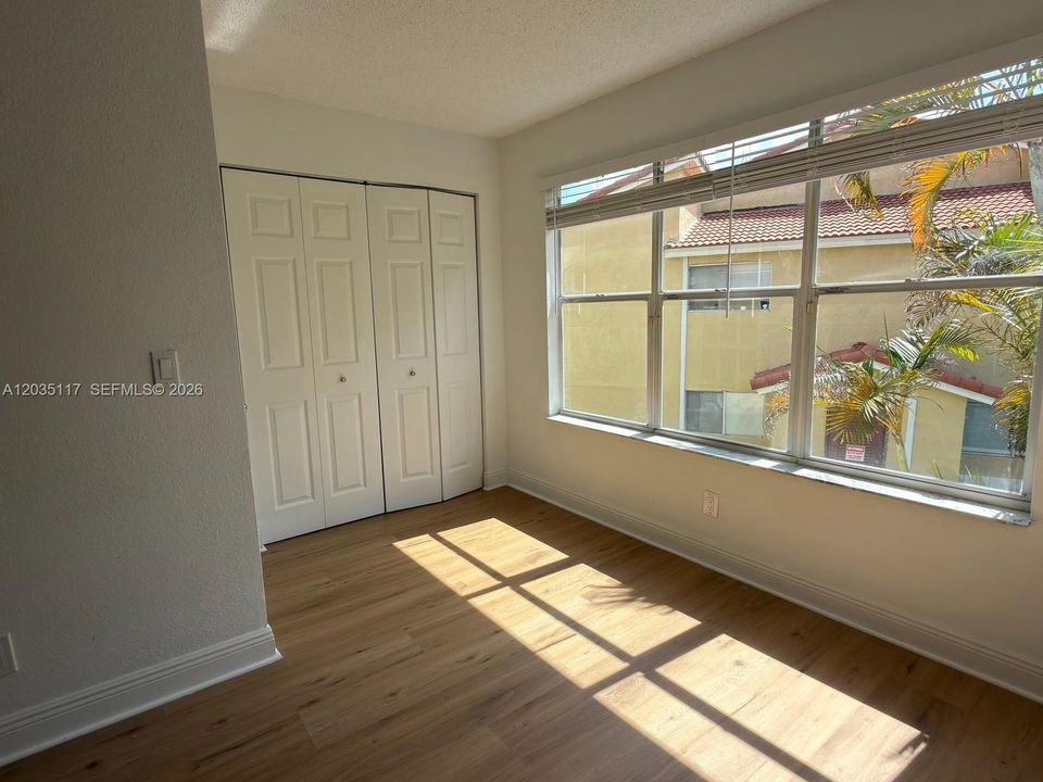 For Rent: $2,150 (2 beds, 1 baths, 965 Square Feet)