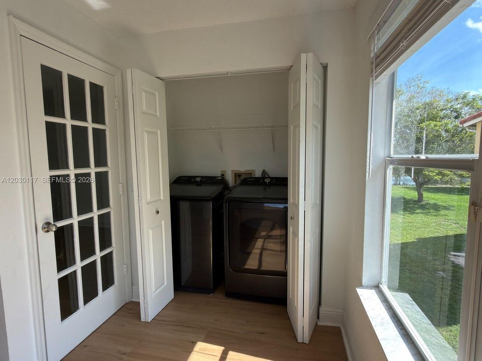 For Rent: $2,150 (2 beds, 1 baths, 965 Square Feet)