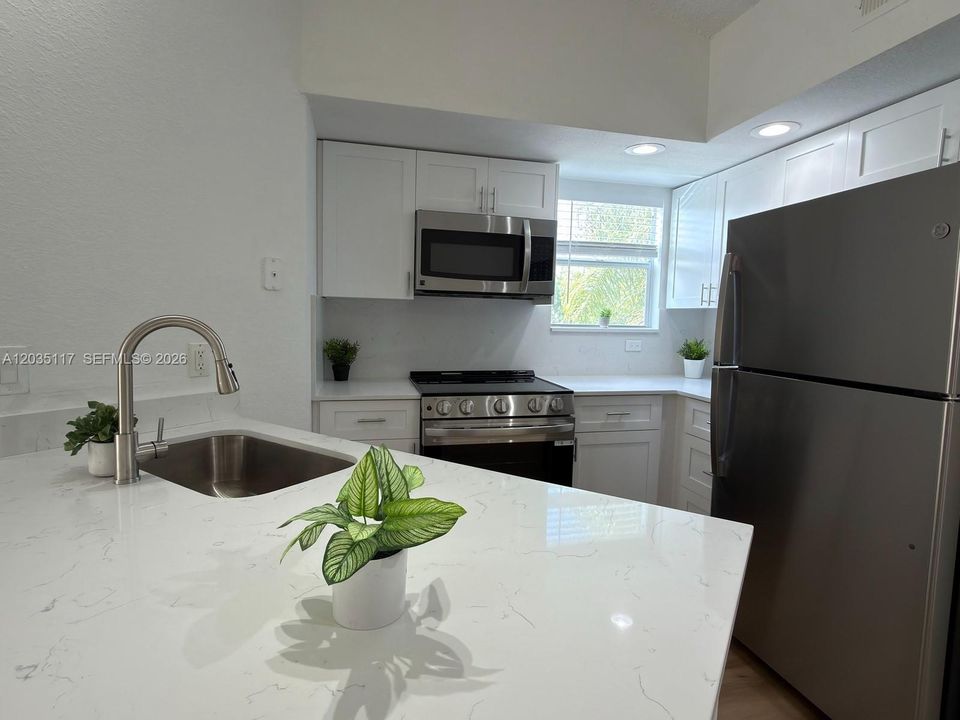 For Rent: $2,150 (2 beds, 1 baths, 965 Square Feet)
