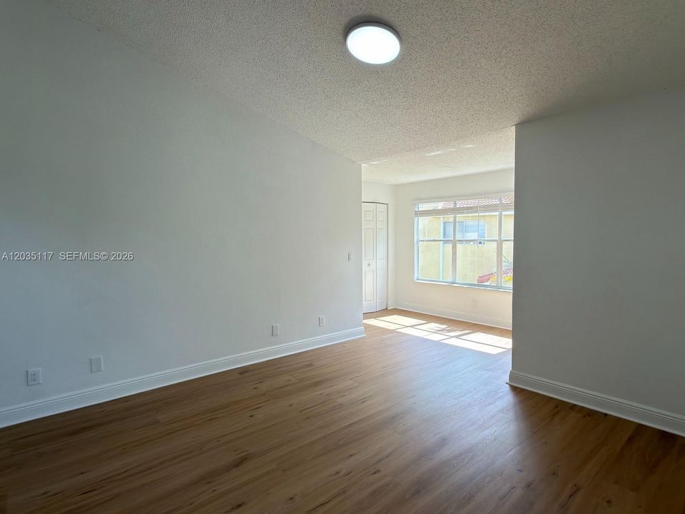 For Rent: $2,150 (2 beds, 1 baths, 965 Square Feet)