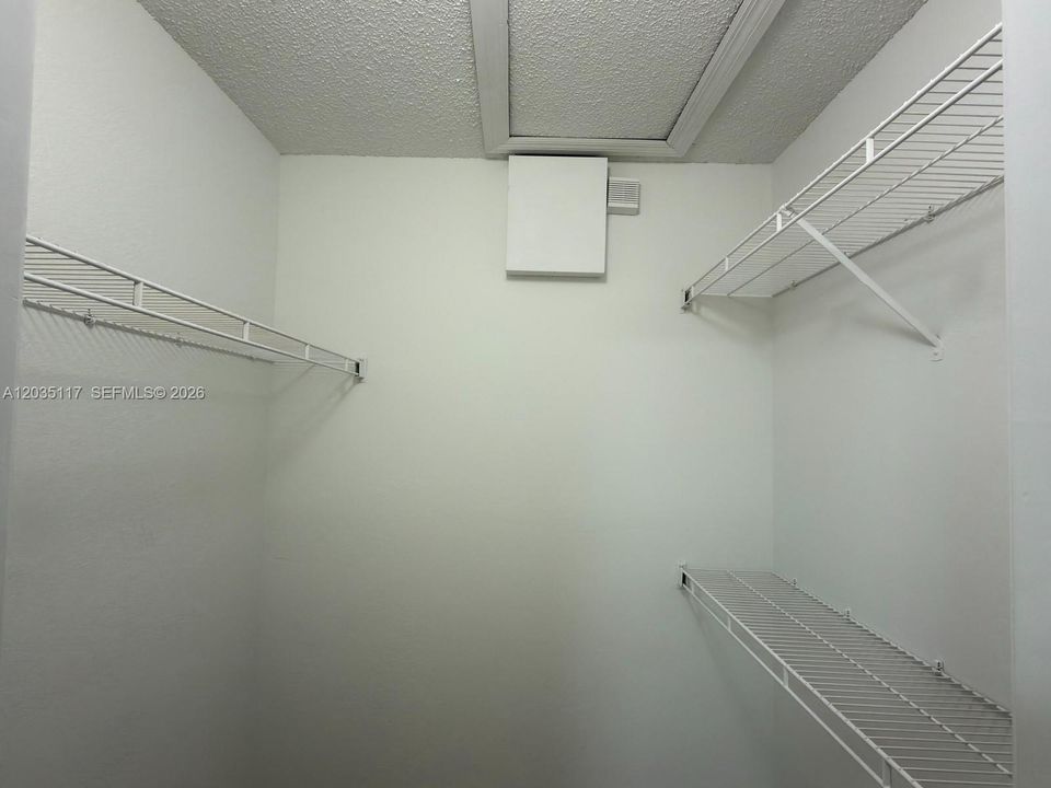 For Rent: $2,150 (2 beds, 1 baths, 965 Square Feet)