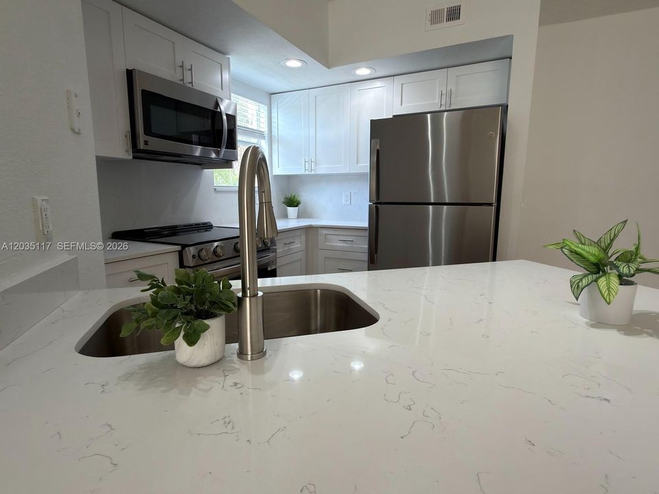 For Rent: $2,150 (2 beds, 1 baths, 965 Square Feet)