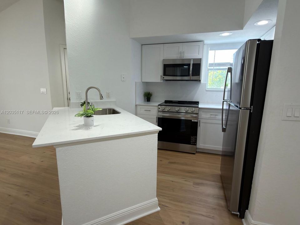 For Rent: $2,150 (2 beds, 1 baths, 965 Square Feet)