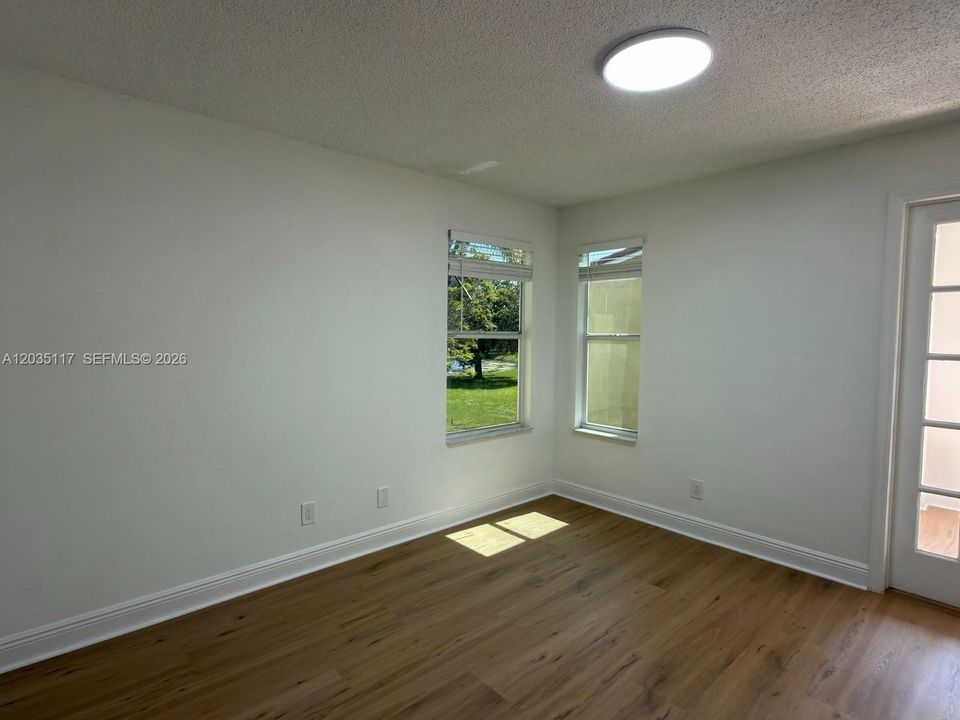 For Rent: $2,150 (2 beds, 1 baths, 965 Square Feet)