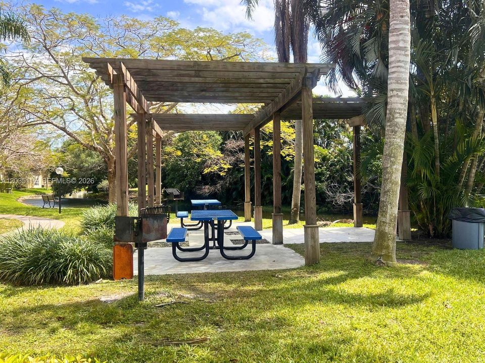 For Rent: $2,150 (2 beds, 1 baths, 965 Square Feet)