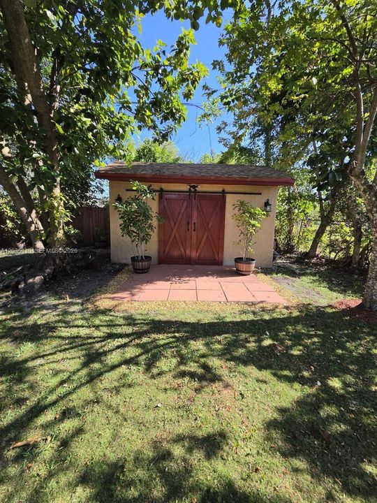 Recently Sold: $799,000 (3 beds, 2 baths, 1976 Square Feet)