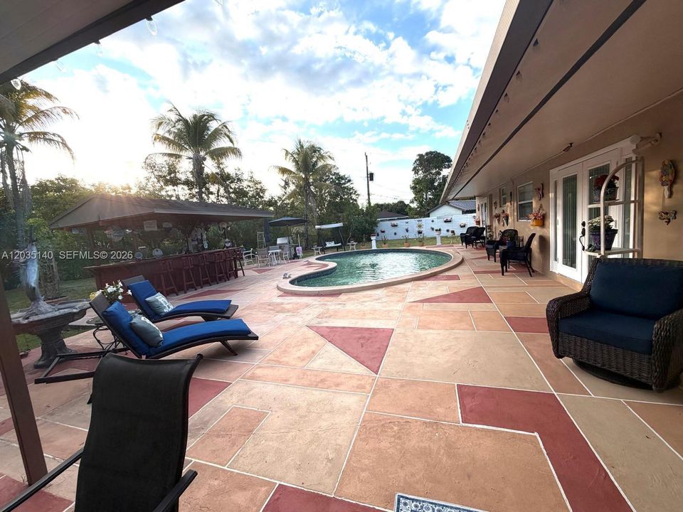 Recently Sold: $799,000 (3 beds, 2 baths, 1976 Square Feet)