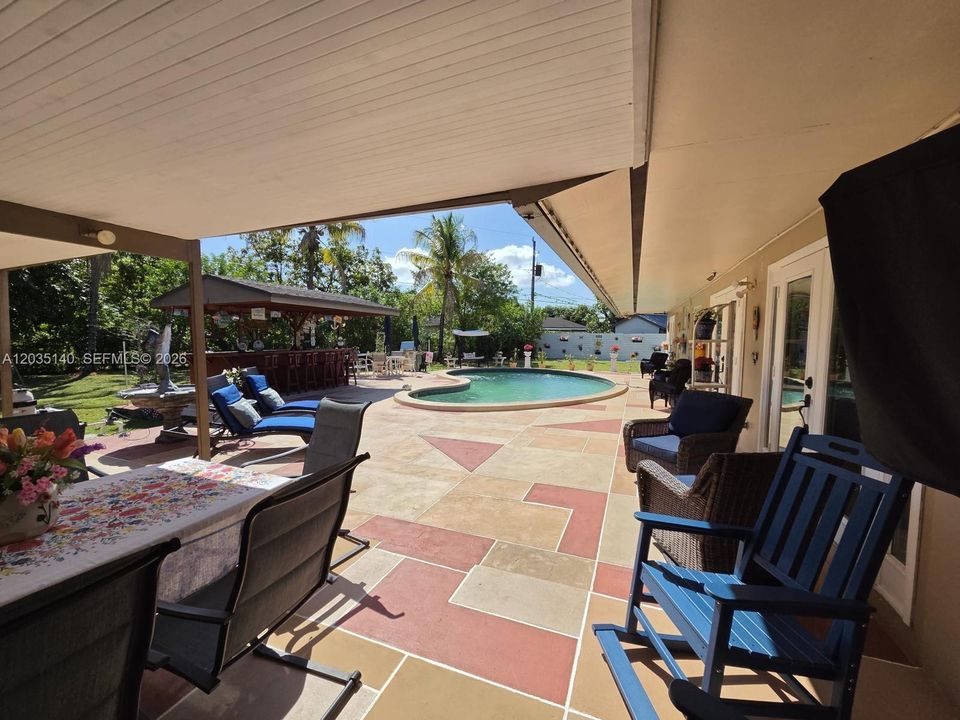 Recently Sold: $799,000 (3 beds, 2 baths, 1976 Square Feet)