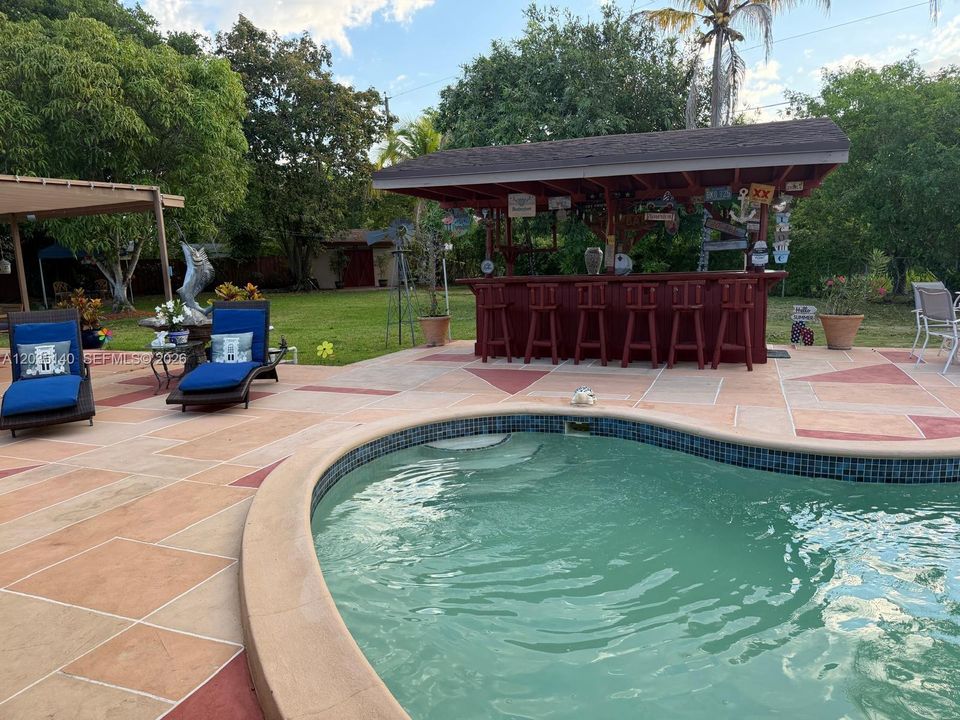 Recently Sold: $799,000 (3 beds, 2 baths, 1976 Square Feet)