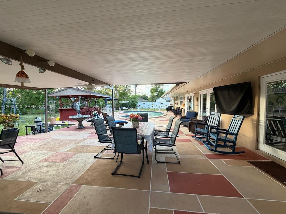 Recently Sold: $799,000 (3 beds, 2 baths, 1976 Square Feet)