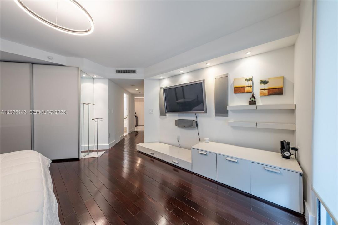 For Rent: $10,800 (3 beds, 3 baths, 1910 Square Feet)