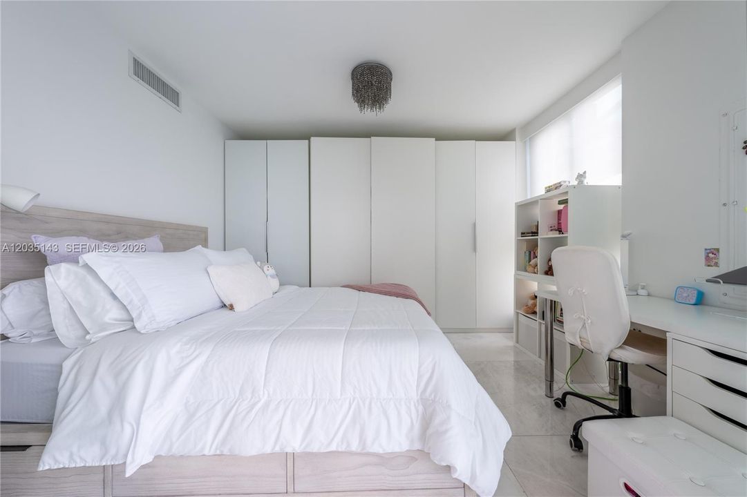For Rent: $10,800 (3 beds, 3 baths, 1910 Square Feet)