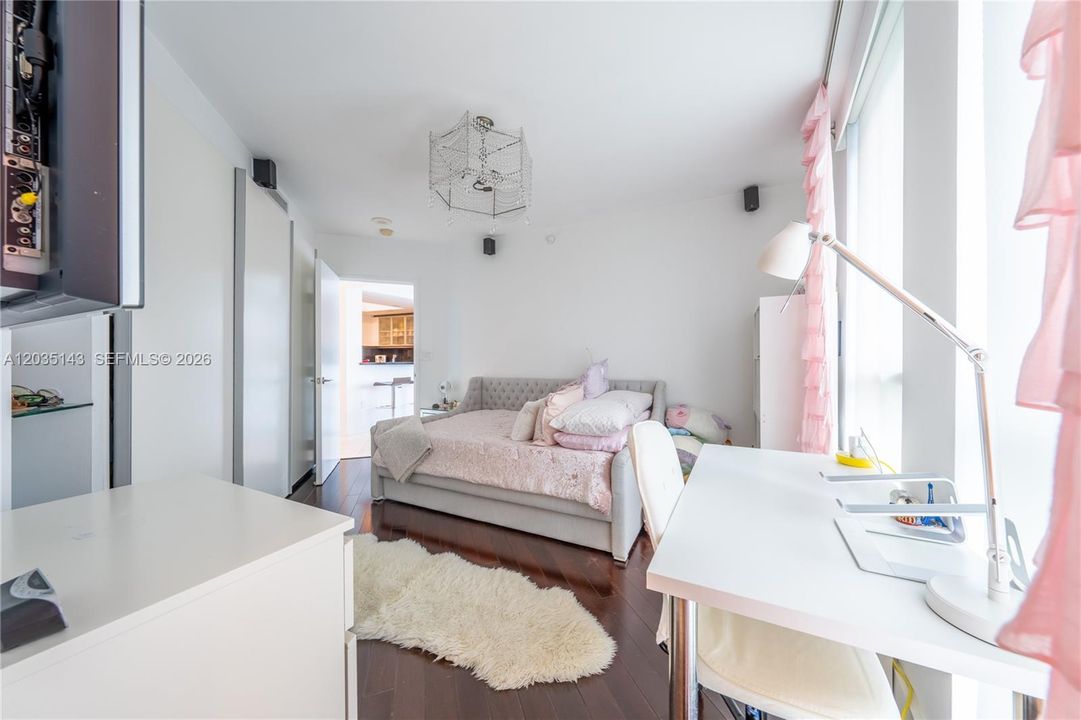 For Rent: $10,800 (3 beds, 3 baths, 1910 Square Feet)