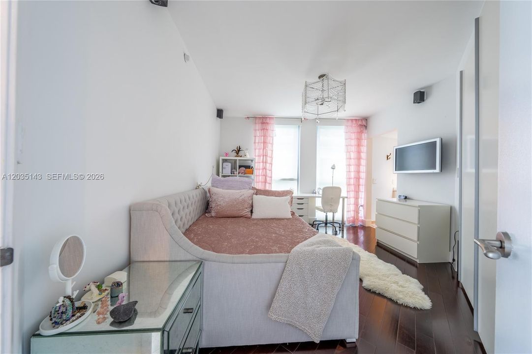For Rent: $10,800 (3 beds, 3 baths, 1910 Square Feet)