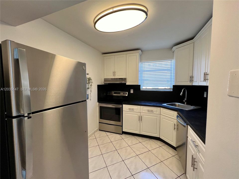 For Rent: $2,200 (1 beds, 1 baths, 684 Square Feet)