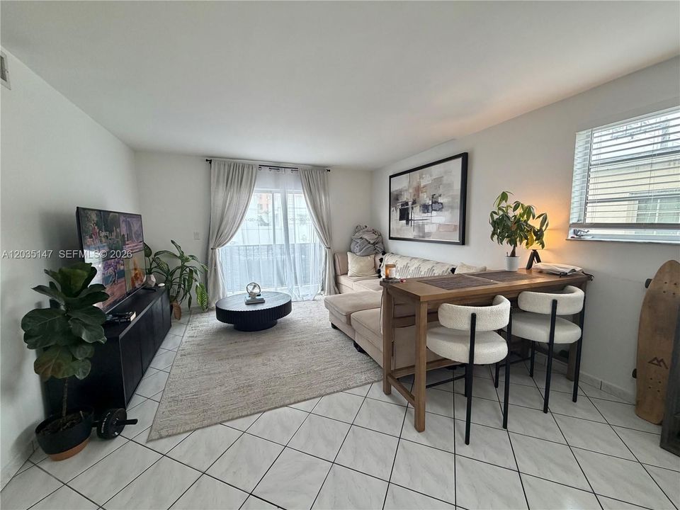 For Rent: $2,200 (1 beds, 1 baths, 684 Square Feet)