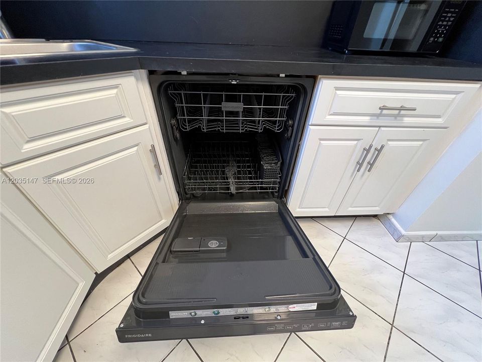 For Rent: $2,200 (1 beds, 1 baths, 684 Square Feet)