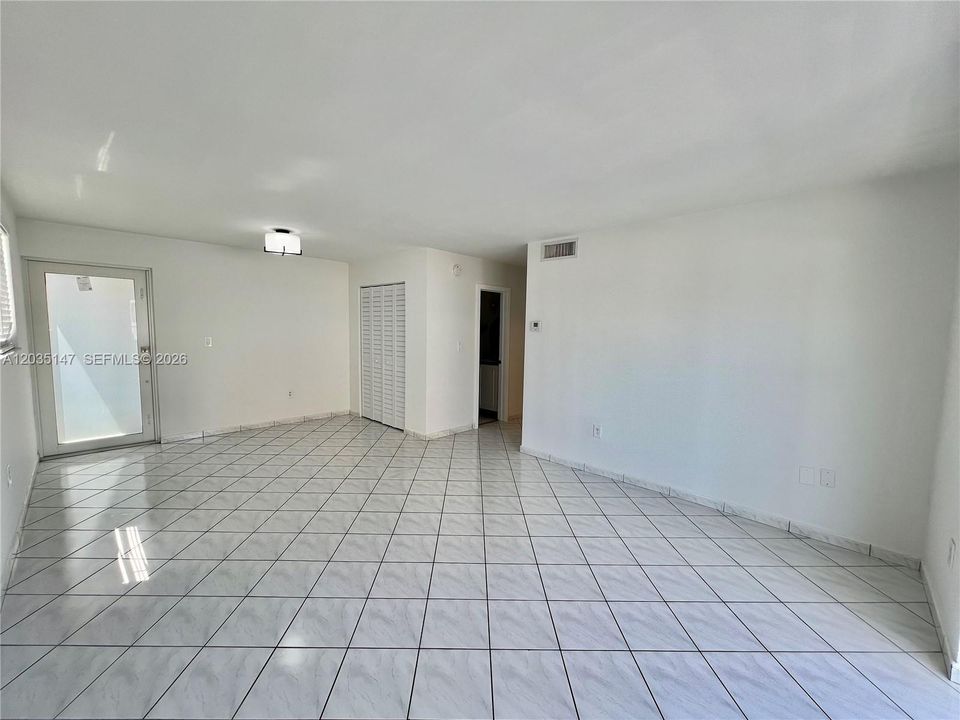 For Rent: $2,200 (1 beds, 1 baths, 684 Square Feet)