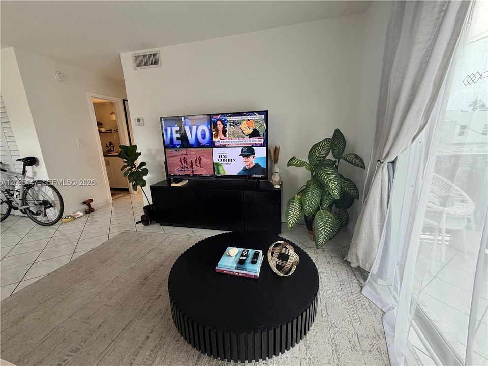For Rent: $2,200 (1 beds, 1 baths, 684 Square Feet)