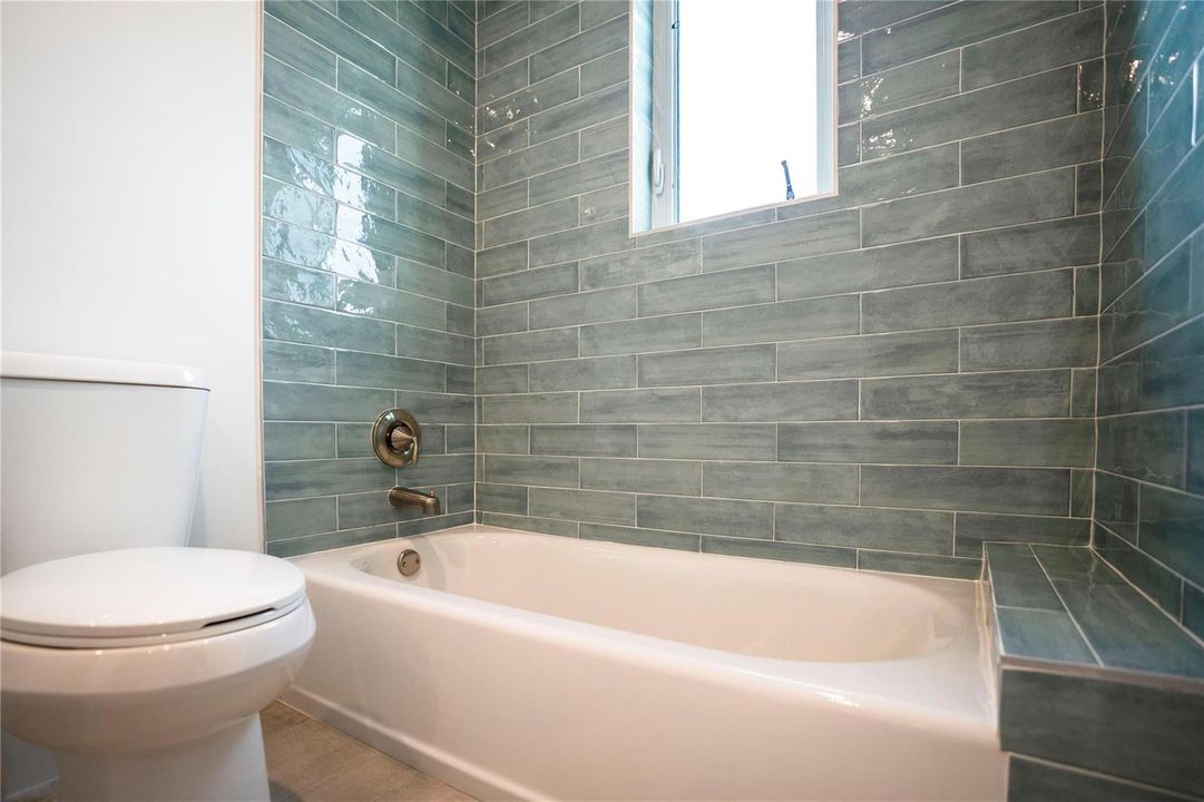 There's a tub, too!