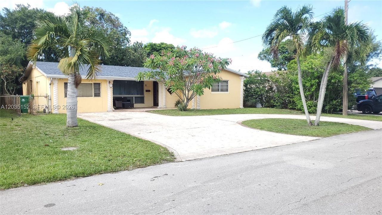 En Venta: $555,000 (4 camas, 2 baños, 2058 Pies cuadrados)