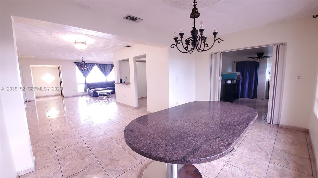 En Venta: $555,000 (4 camas, 2 baños, 2058 Pies cuadrados)