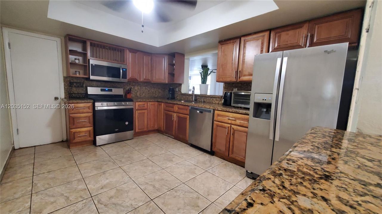 En Venta: $555,000 (4 camas, 2 baños, 2058 Pies cuadrados)